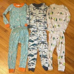Lot of 3 winter holiday Christmas pajamas Hanna Andersson 4T 100 Frozen Hockey